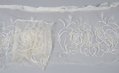 Bas d'aube et manchettes assorties en tulle festonné et brod…