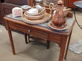 une table sur laquelle se trouvent de nombreux objets
