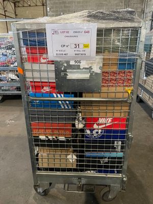un caddie rempli d'articles dans un magasin