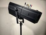 un micro monté sur un trépied, composé de plusieurs microphones