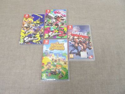 quatre jeux Nintendo Wii posés les uns à côté des autres sur un tapis