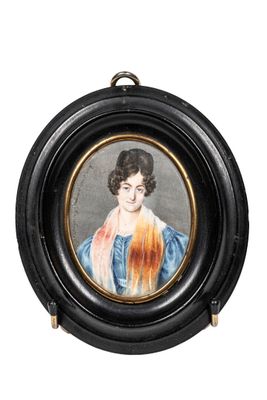 portrait d'une dame en robe bleue, avec un châle rouge autour du cou