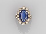 une bague à grappes de saphirs et de diamants