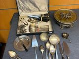 beaucoup d'argenterie sur une table avec un coffret