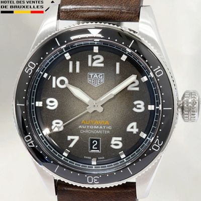 une image d'une montre en gros plan sur fond blanc