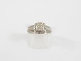 gros plan d'une bague en diamant sur une surface blanche