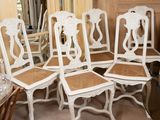 six chaises qui se trouvent ensemble dans une pièce