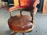 une chaise qui se trouve au milieu d'une pièce