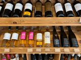 de nombreuses bouteilles de vin sur les étagères de la cave à vin