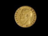 gros plan d'une pièce d'or sur fond noir