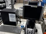 une image représentant une salle informatique équipée d'un ordinateur et d'une imprimante