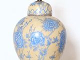 un vase bleu et blanc posé sur une table blanche