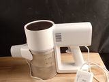 un mixeur posé sur une table, avec une tasse de café à côté