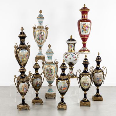 un grand nombre de vases posés sur une table