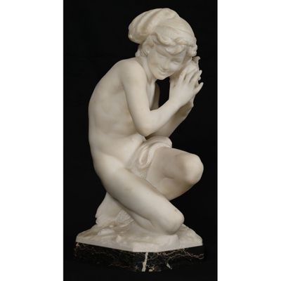 une image représentant une statue d'une femme agenouillée sur un socle en marbre