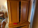 un meuble en bois dans un coin du salon