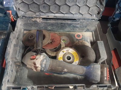 une boîte à outils avec des outils sur le sol