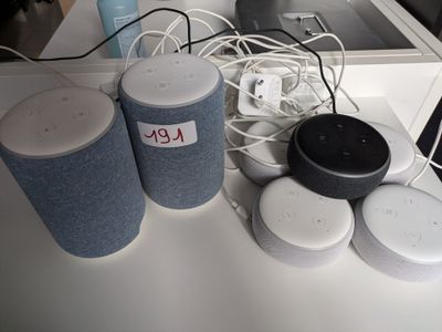 une table sur laquelle se trouvent plusieurs haut-parleurs et un ordinateur portable