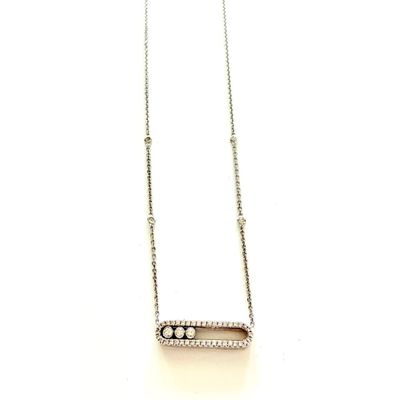gros plan d'un collier sur une surface blanche