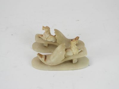 une petite figurine représentant une femme allongée sur le ventre