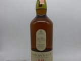 gros plan d'une bouteille de whisky sur une surface blanche