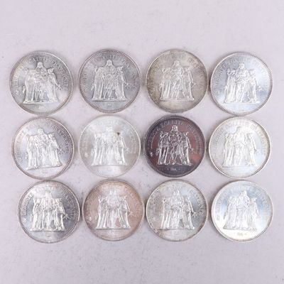 plusieurs pièces de monnaie sont disposées en cercle sur une surface blanche