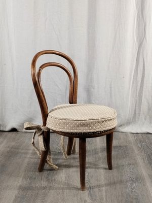 une image représentant une chaise en bois sur laquelle est posé un coussin
