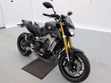 une moto qui est garée dans un garage