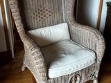 une chaise en osier dans un coin de la pièce