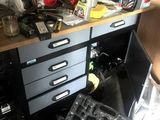 un établi encombré sur lequel sont posés de nombreux outils