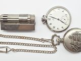 une montre de poche en argent et une chaîne à laquelle est attachée une breloque