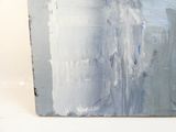 une peinture sur un support blanc avec un fond bleu