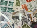 de nombreux types de timbres sur la table