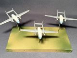 trois maquettes d'avions posées sur un socle en bois