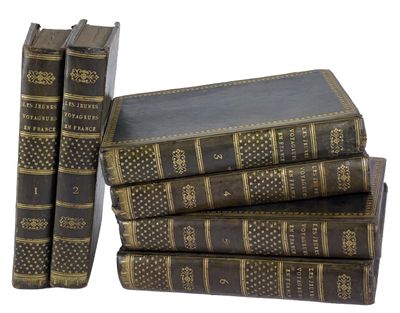 plusieurs vieux livres empilés sur une surface blanche