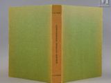 un livre à la couverture jaune posé sur une table