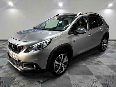 la voiture argentée est garée dans la pièce au sol en damier