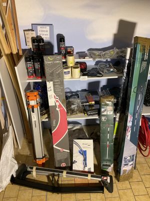 une pile de skis et de bâtons de ski par terre