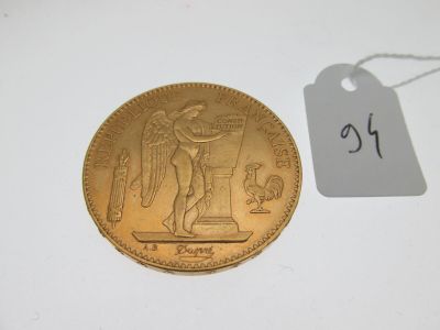 une image représentant une pièce d'or sur laquelle figure une étiquette indiquant son prix