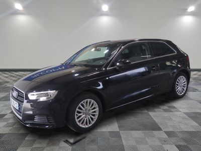 la voiture noire est garée dans le garage sur un sol en damier
