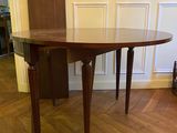 une table posée sur un parquet en bois dur