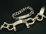 une image représentant un bracelet en argent auquel est attachée une chaîne