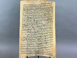un morceau de parchemin sur lequel est posé un couteau
