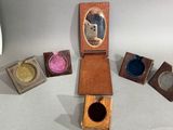 une petite boîte en bois surmontée d'un miroir