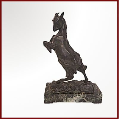 une statue représentant un cheval debout sur ses pattes arrière
