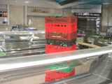 une vitrine en verre au milieu d'une cuisine