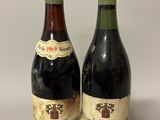 deux bouteilles de vin posées l'une à côté de l'autre sur une table