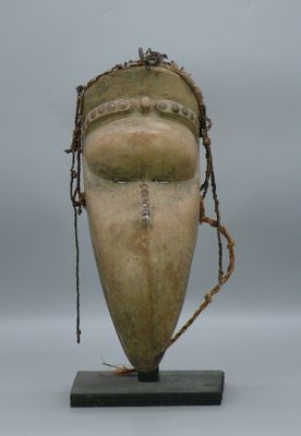 une image représentant une sculpture du visage d'une femme posée sur un socle en bois