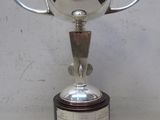 un trophée en argent posé sur une table