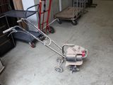 une petite tondeuse à gazon rangée dans un garage